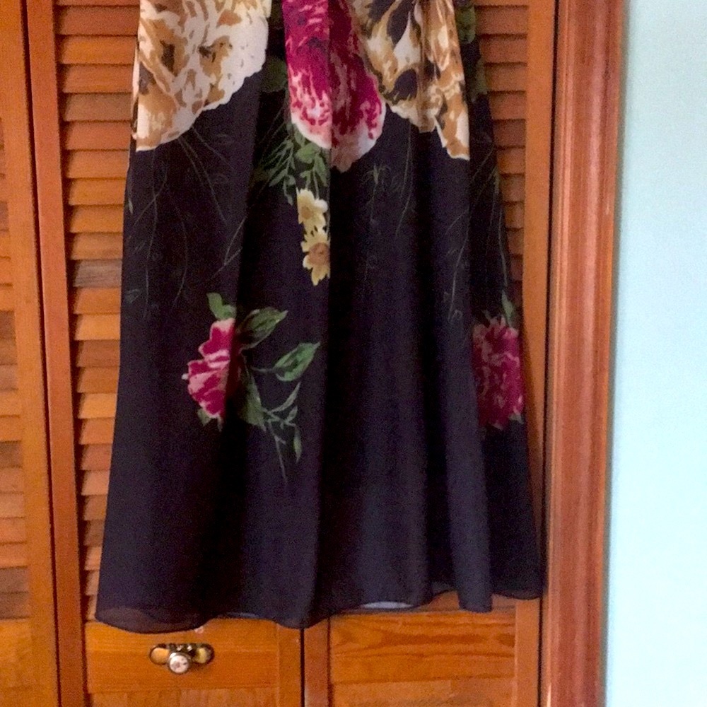 Lovely flowy Dress with floral print - Picture 3 of 4